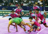 अंकुश - पैर पकड़े हुए (Photo - Pro Kabaddi League)